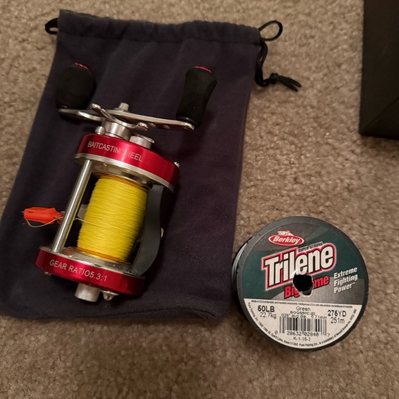 Red Baitcasting Reel - Picture 5 of 8